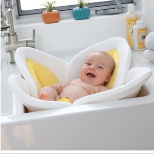 Blooming flower baby bath